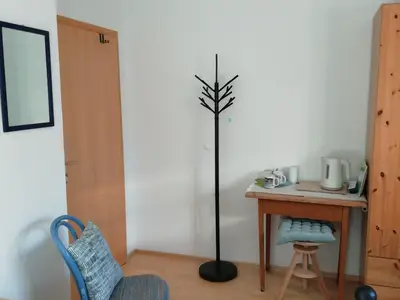 Blaues Zimmer mit Spiegel und Kleiderständer