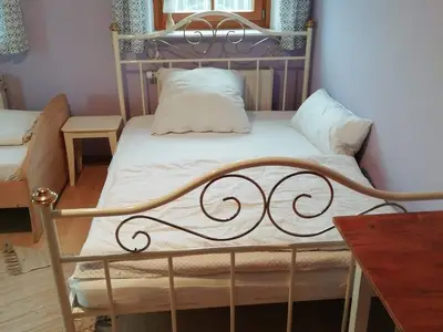 Lila Zimmer  mit Bett 200 cm x 140 cm