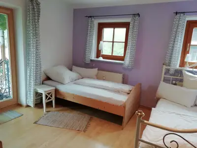 Lila Zimmer mit zwei Fenster und Tür nach außen