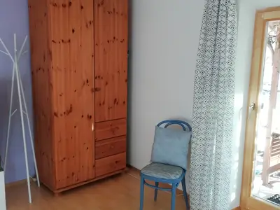 In jedem Schrank befinden sich  Kleiderbügel, sowie zwei Wolldecken