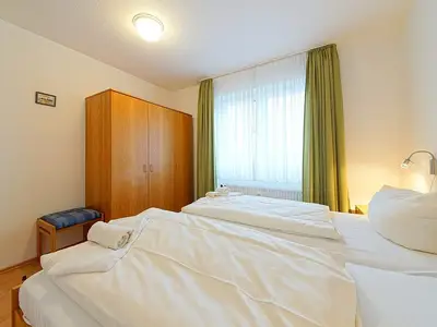 Schlafzimmer mit Doppelbett