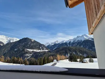 Blick von der Terrasse auf die Bergwelt