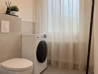 WC und Waschmaschine im Badezimmer