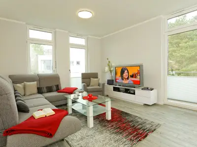 Wohn-Essbereich mit Flatscreen-TV