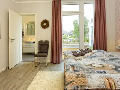 Schlafzimmer mit Doppelbett