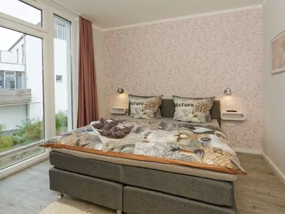 Schlafzimmer mit Doppelbett