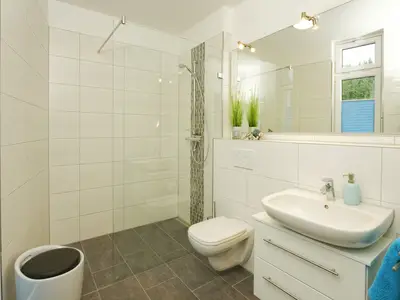 Badezimmer mit Dusche