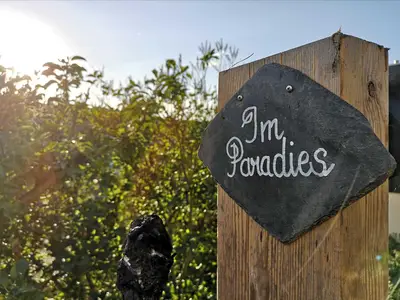 Im Paradies-Schild
