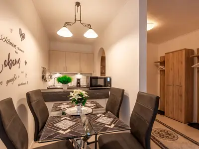 Offener Essbereich mit Blick in die Küche