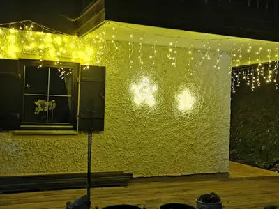 Terrasse mit weihnachtlicher Beleuchtung