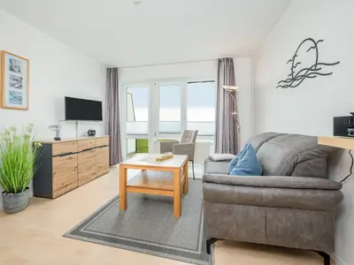 Wohn-Essbereich mit Flatscreen-TV