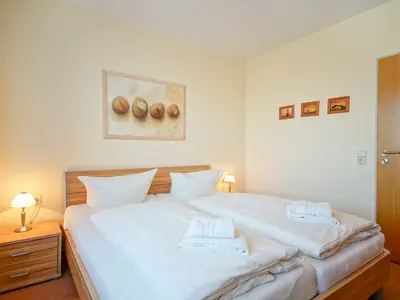 Schlafzimmer mit Doppelbett