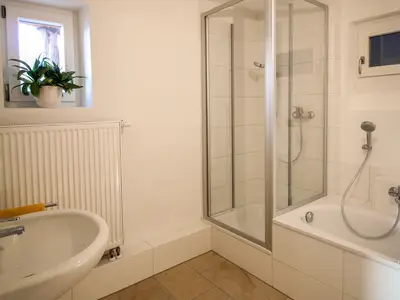 Bad mit Dusche und Wanne