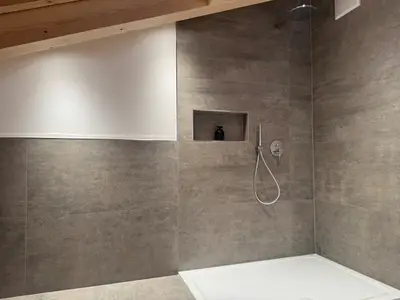 Badezimmer mit Dusche