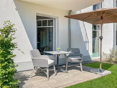 Terrasse mit Gartenmöbeln