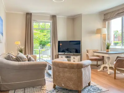 Wohnzimmer mit Sitzecke und TV