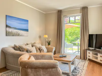 Wohnzimmer mit Sofa und Sessel