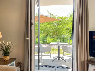 Wohnzimmer mit Zugang zur Terrasse