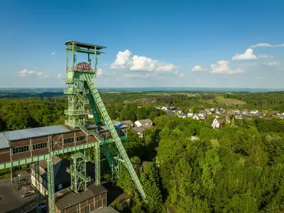 Direkt nebenan: Förderturm der Grube Georg
