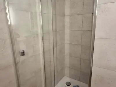 Badezimmer mit Dusche