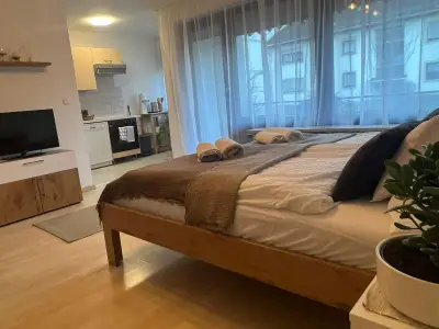 Blick vom Doppelbett in die Küche