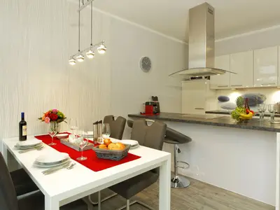 Wohn-Essbereich mit Küchentisch und Sitzgelegenheit