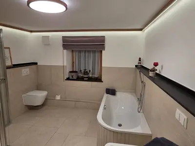 Grosses Wohlfühlbad mit Waschbecken,Dusche, WC und Badewanne