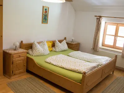 Geräumiges Schlafzimmer mit Doppelbett