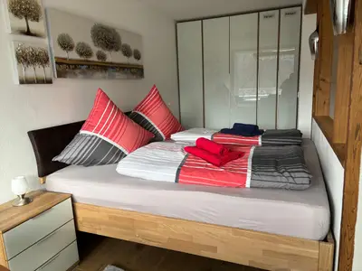 Blick zum Kleiderschrank