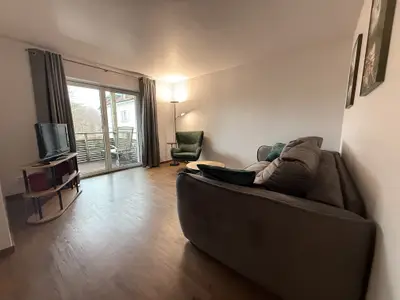 Wohnzimmer mit Balkon