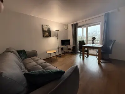 Wohnzimmer mit Balkon