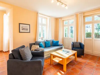 Entspannen Sie in diesem einladenden Wohnzimmer mit Stil.