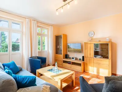 Entspannen Sie im lichtdurchfluteten Wohnzimmer mit modernem Design!