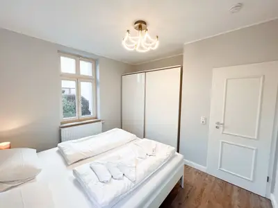 Erleben Sie entspannte Nächte in diesem stilvollen Schlafzimmer.