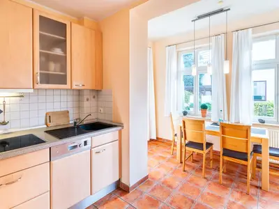 Genießen Sie das Kochen in dieser hellen, einladenden Küche mit Essbereich.