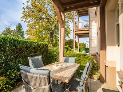 Genießen Sie entspannte Stunden auf der sonnigen Terrasse mit Gartenaussicht.