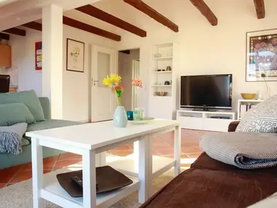 Genießen Sie entspannte Stunden in diesem stilvollen Wohnzimmer mit moderner Einrichtung.