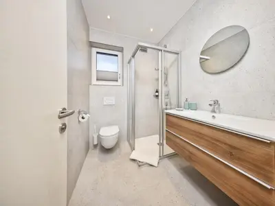 Badezimmer mit Dusche und WC