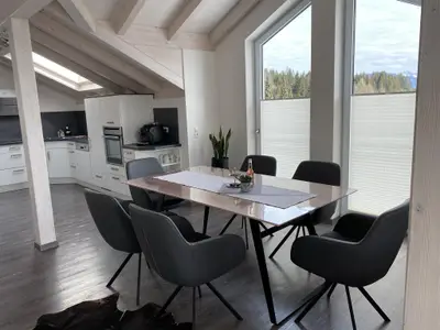 Tisch mit 6 Lederstühlen mit Ostgiebel