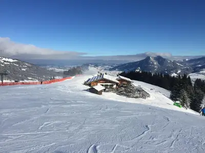 Ofterschwanger Skipiste mit Weltcuphütte