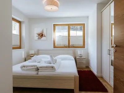 Schlafzimmer links mit extra Badezimmer_Bergbach