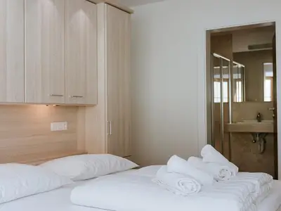 Schlafzimmer rechts mit Badezimmer_Bergbach