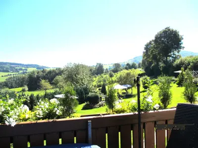 Balkon_mit_Blick_in_den_Garten