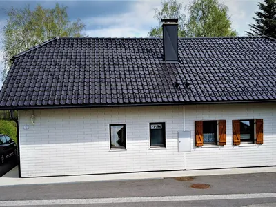 Haus Stadlau straßenseitig mit Parkplätzen