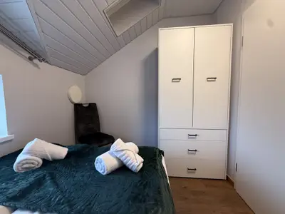 Schlafzimmer mit Schrank