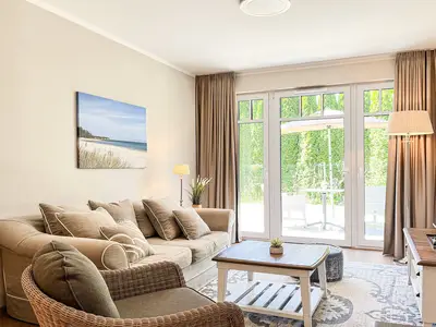 Wohnzimmer mit Blick zur Terrasse