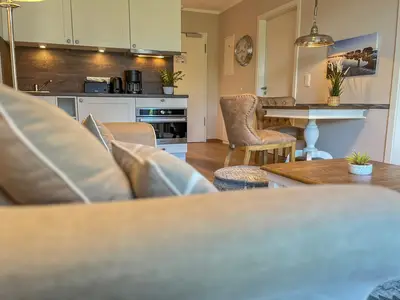 Wohnzimmer mit Blick zur Küchenzeile