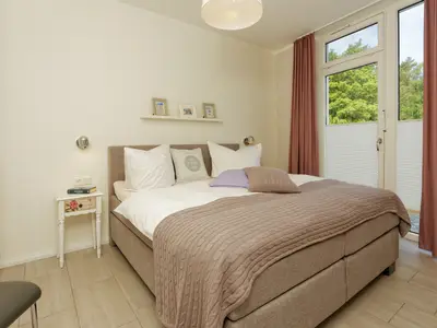 Schlafzimmer mit Doppelbett