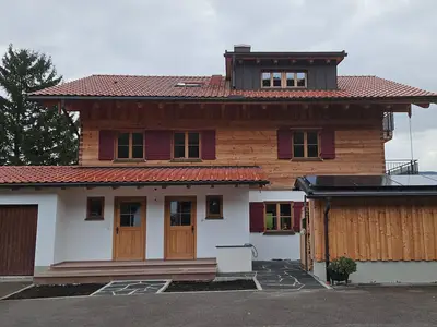 Hausansicht vorne im Herbst