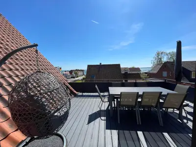 Genießen Sie entspannte Stunden auf der großzügigen Dachterrasse mit herrlicher Aussicht.
